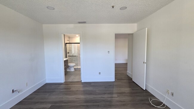 Foto del edificio - 4002 Crockers Lake Blvd