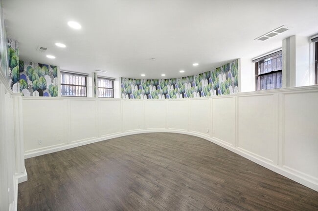 Foto del edificio - Dual-Entry Designer 2BR | In-Unit W/D | Pet Friendly & Parkside! Available now!