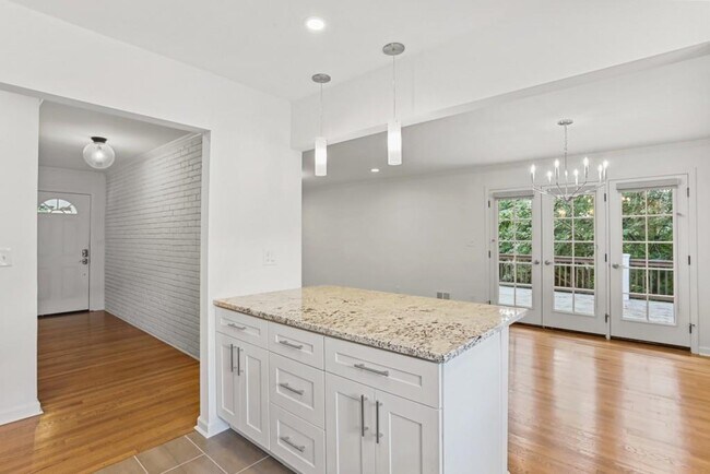 Building Photo - 2575 Sharondale Dr NE