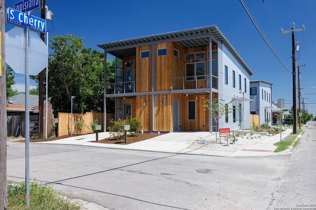 Building Photo - Room in Townhome on S Cherry St
