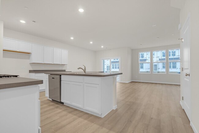 Foto del edificio - 5913 Hawkweed Dr