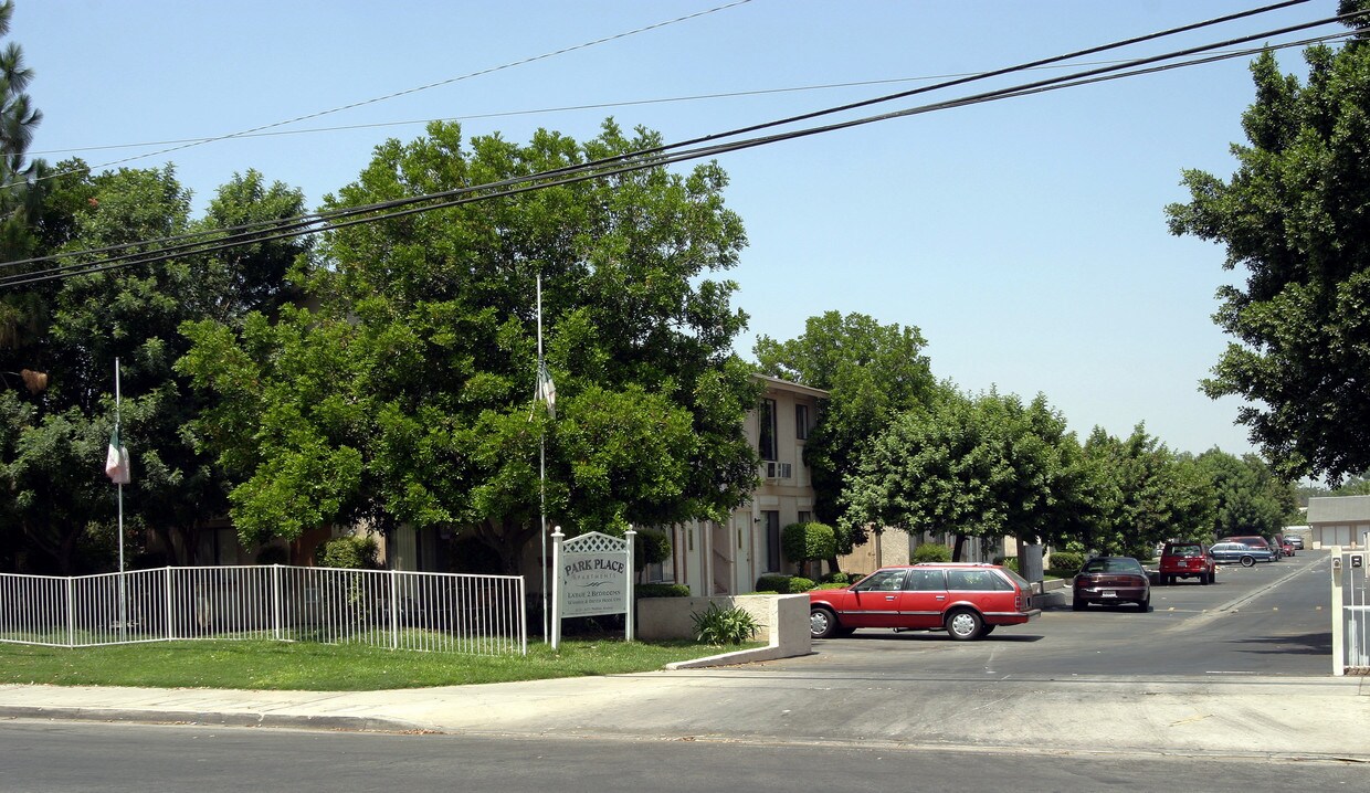 Vista de la entrada - 8135 Philbin Ave