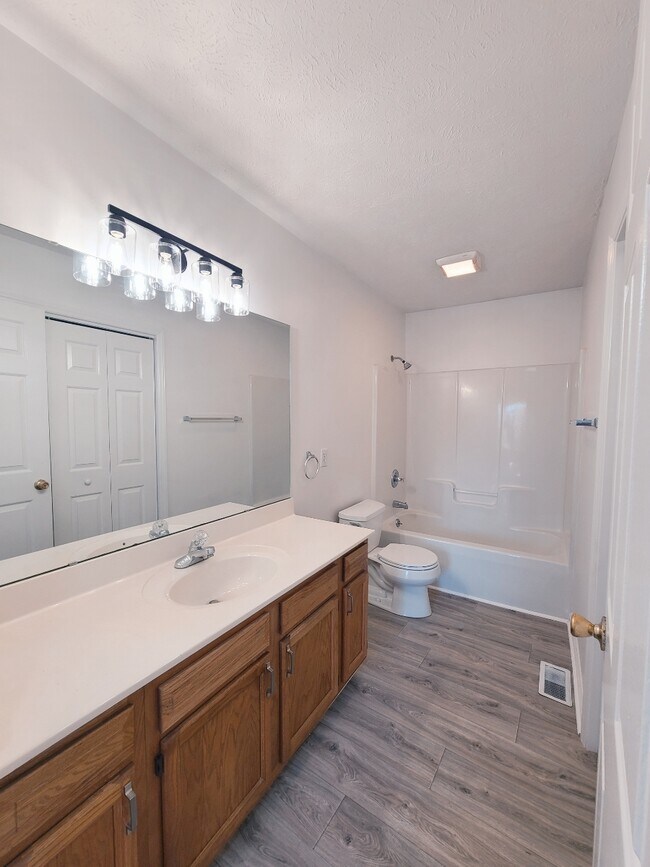 Foto del edificio - 4 Hawthorne Ln