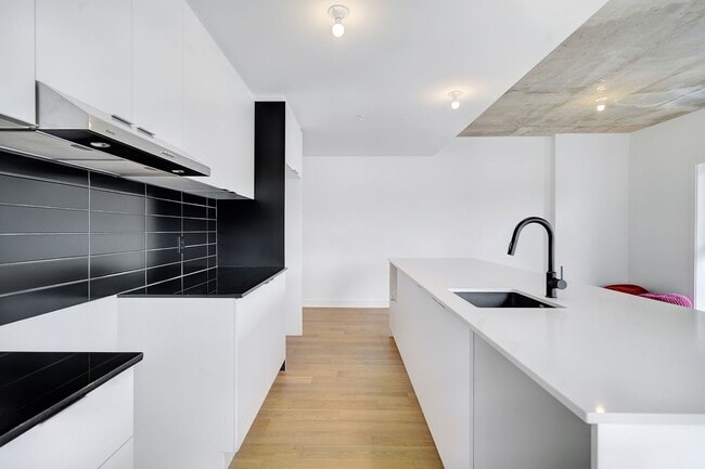 Building Photo - 4240 Rue Augustin Frigon