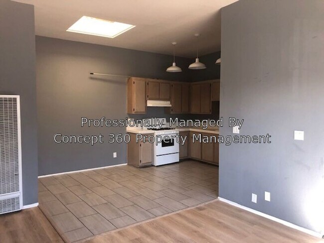 Building Photo - 920 W Crestwood Ave