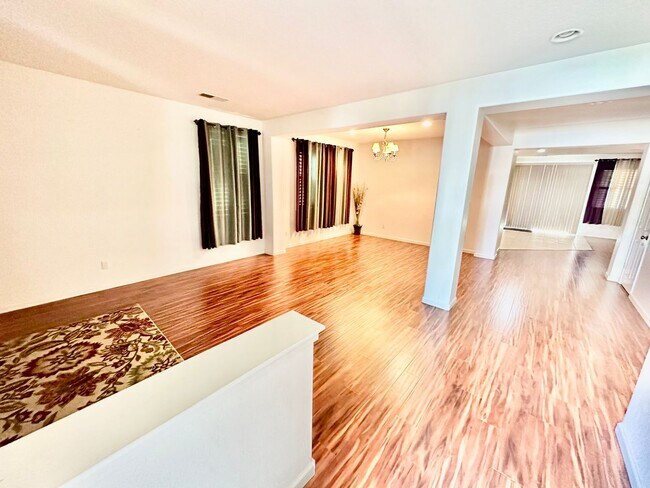 Foto del edificio - HUGE 5/3 Sanger Home with SOLAR