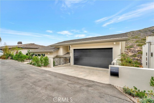Building Photo - 553 Temple Hills Dr