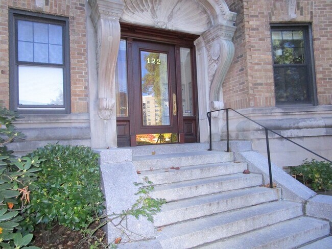 Building Photo - 122 Riverway
