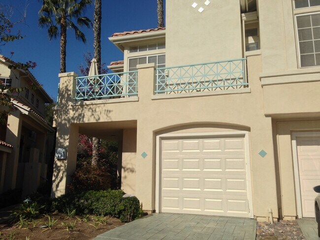Foto del edificio - Beautiful 2 Bed, 2 Bath Sabre Springs Townhome with 1 Car Garage