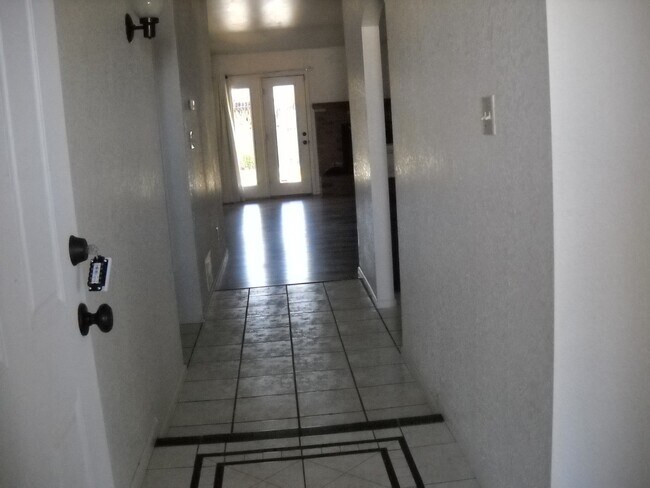 Foto del edificio - 2210 S Iris Dr