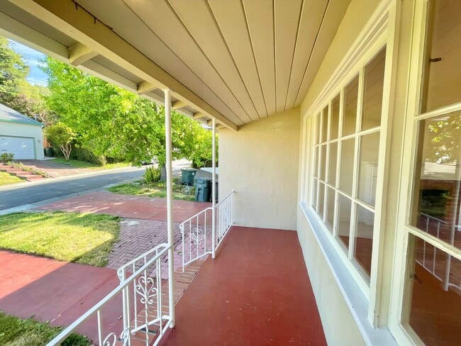 Building Photo - Lovely Westwood Knolls Home in great locat...