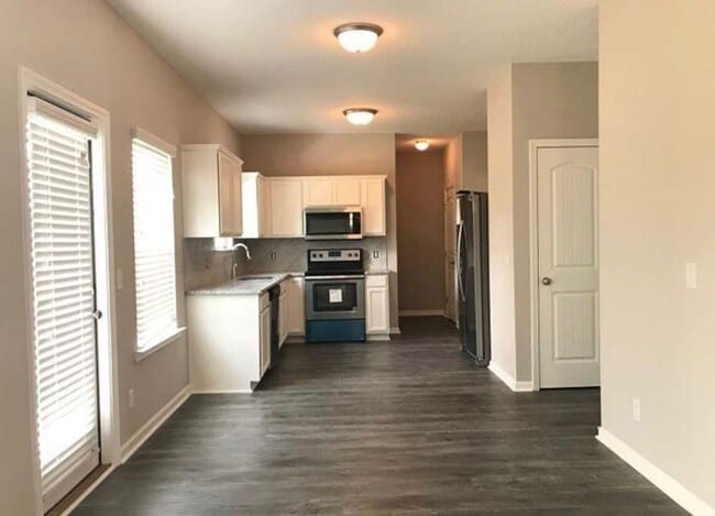 Building Photo - 4 Bedroom 2.5 bath near FORT STEWART!! AVA...