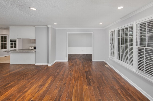 Building Photo - 2624 Excalibur Dr SE