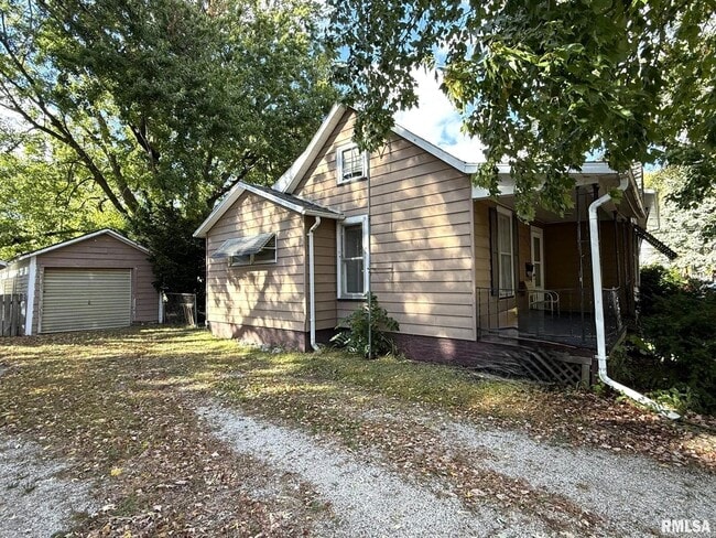 Building Photo - Charming 2-Bedroom Home with Garage and Covered Porch!