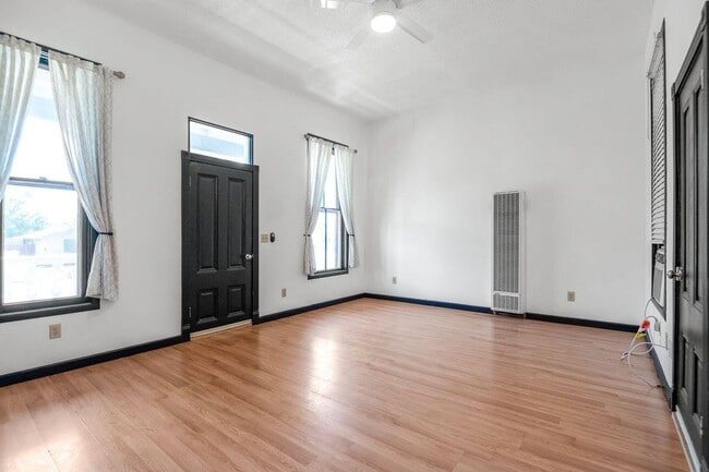 Building Photo - 1 Bedroom 1 Bath Walking distance to downtown Hanford