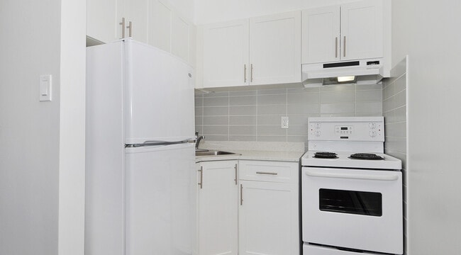 Building Photo - Hollyburn Court