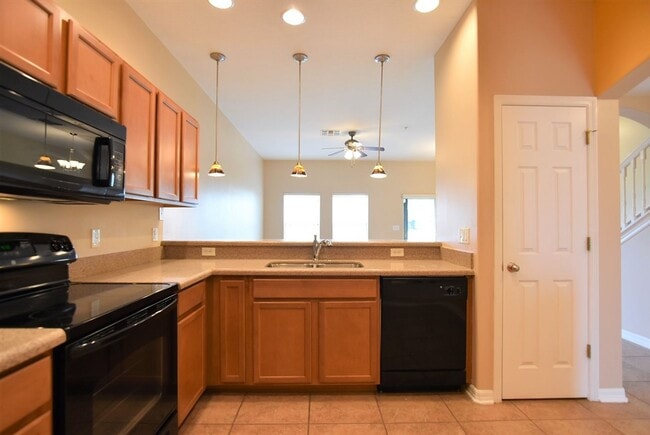 Building Photo - OVIEDO 3br 2.5ba townhome in Arborview Par...
