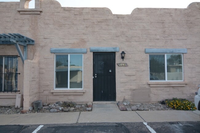 Foto del edificio - Remodeled 2 Bedroom 1 Bath Townhouse! Grea...