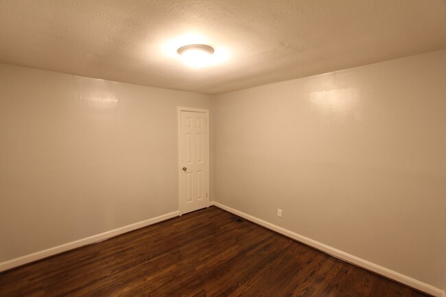 Building Photo - Large and Cute 4BR 2BA Eastlake Home in Mo...