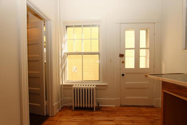 Building Photo - 60 Clarke St #2 (Clarke  Grant)