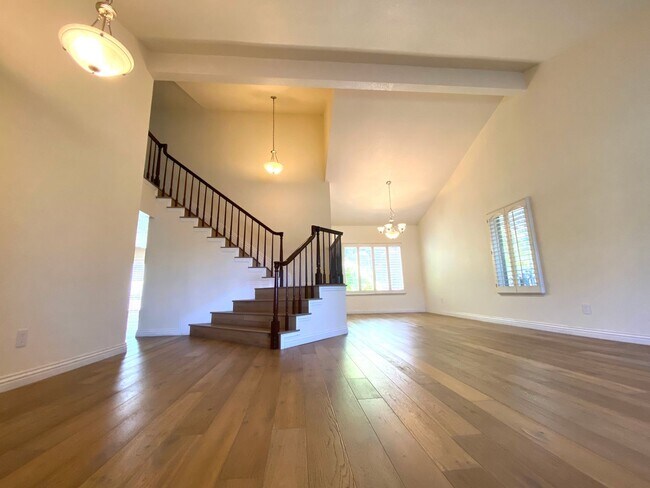 Foto del edificio - 5 Bedroom 3 Bathroom Executive Home in Weibel Fremont!