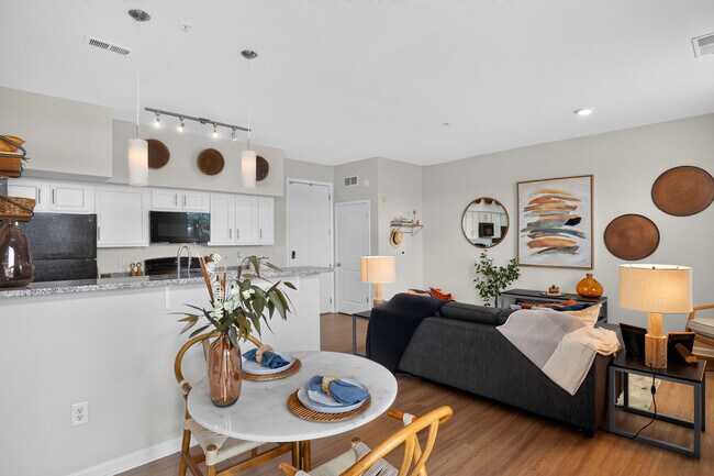 Sala de estar de concepto abierto y acogedor dormitorio en los apartamentos Ralston en el centro de Indianápolis. - Ralston Apartments
