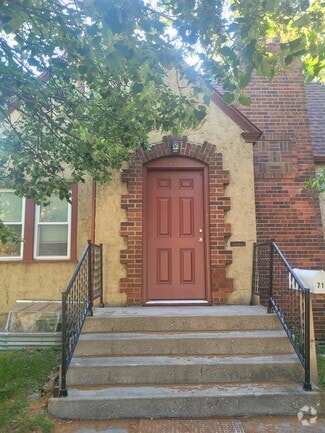 Building Photo - 716 9th Ave S