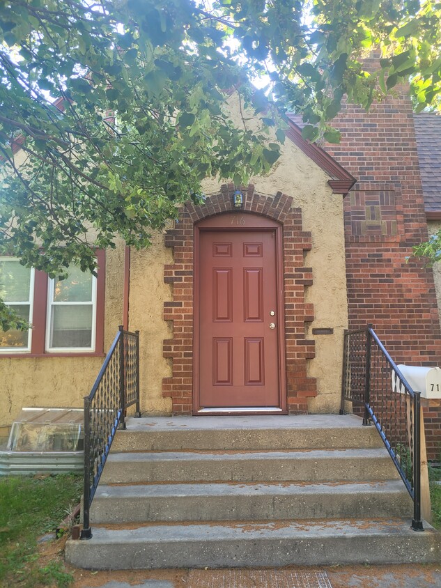 Primary Photo - 716 9th Ave S