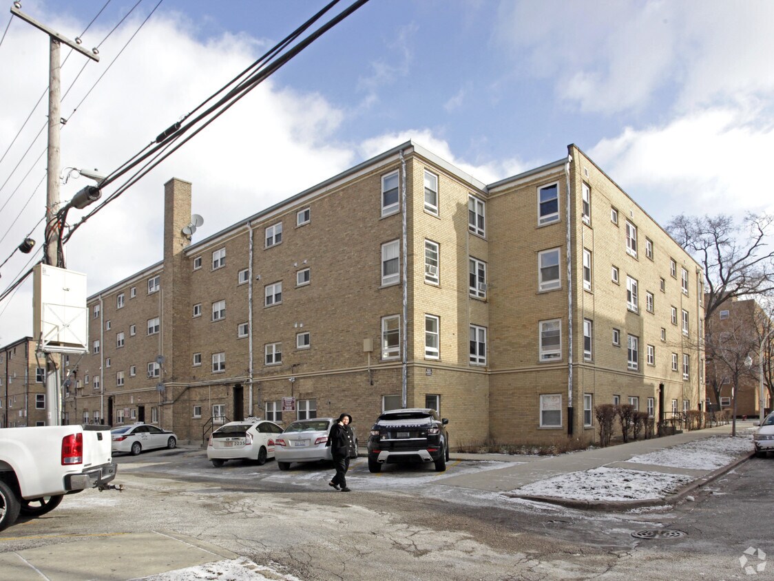Primary Photo - 6117 N Seely Ave