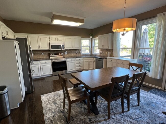 Foto del edificio - 3 BR/2.5BA | Newly Renovated Two-Story Single-Family Home on a Cul-de-Sac |  Fenced backyard !