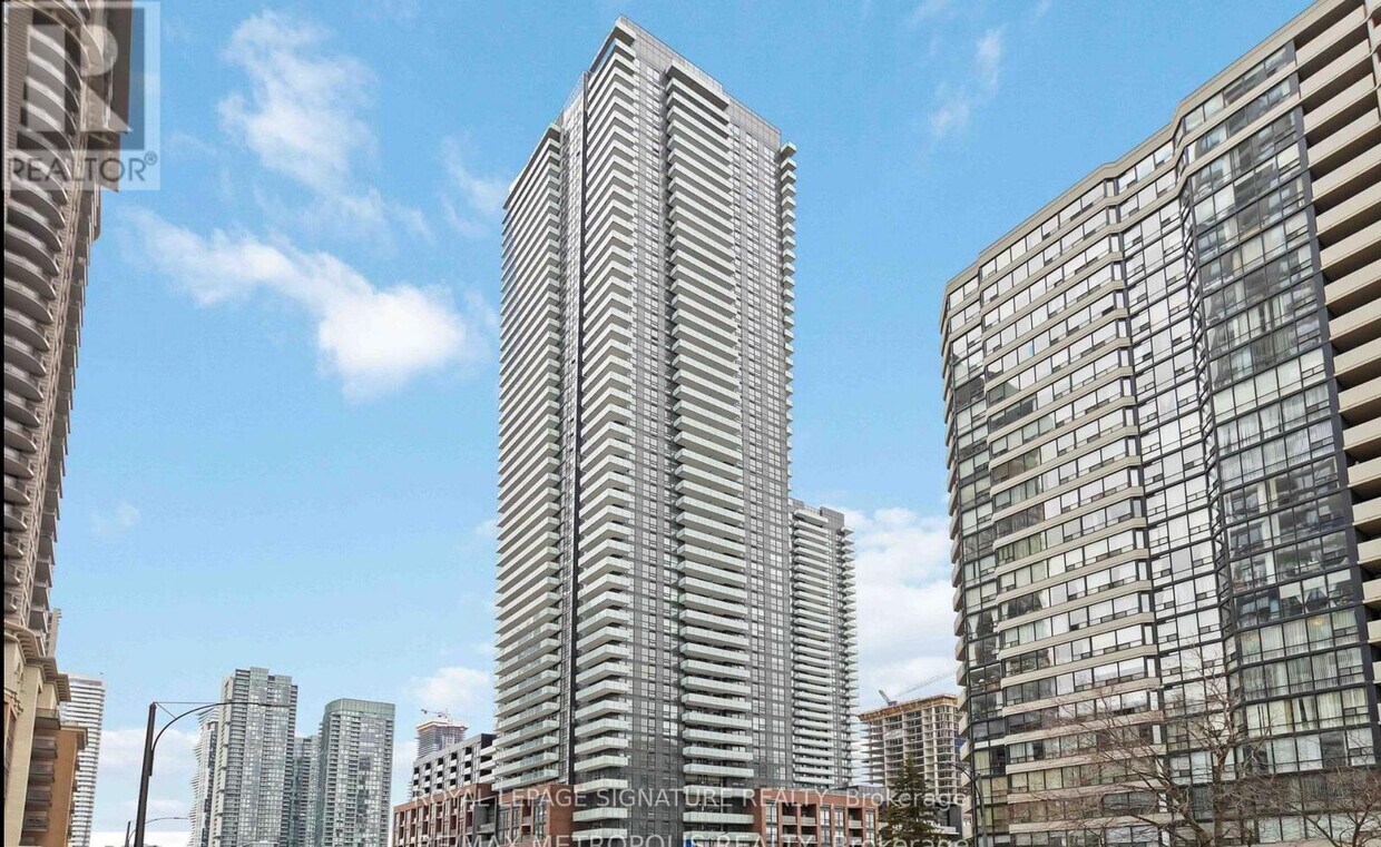 Photo principale - 430-2430 Square One Dr