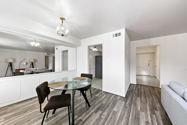 Foto del edificio - 361 N Post Oak Ln
