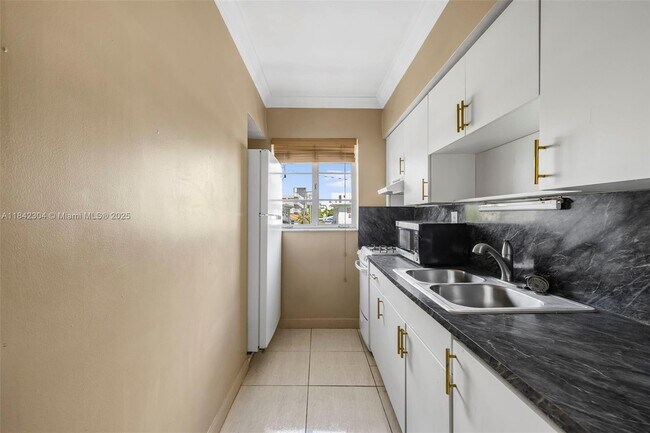 Foto del edificio - 8320 Crespi Blvd