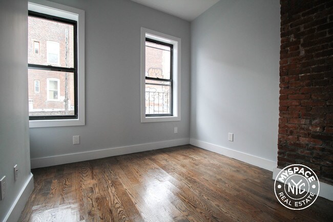 Foto del edificio - 58-25 Myrtle Ave