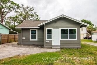 Building Photo - 226 SW Lincoln Cir N