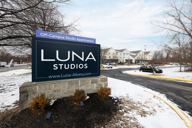 Building Photo - Luna Studios