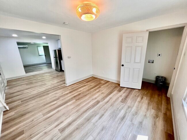 Building Photo - 3229 Avondale Ave