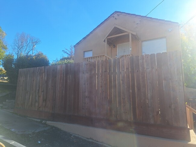 919 Mariposa St