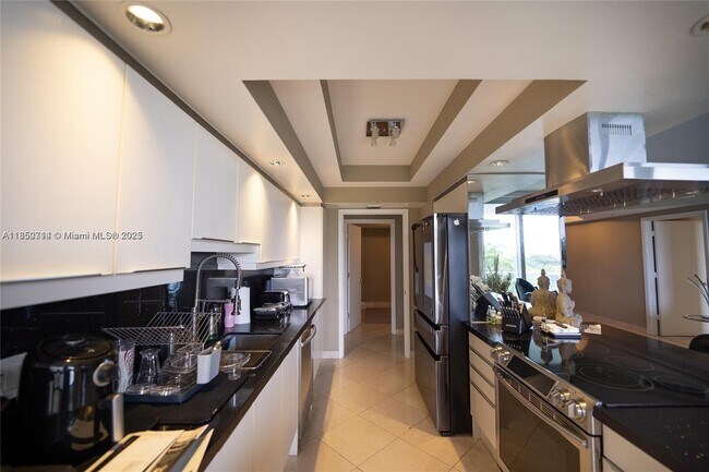 Foto del edificio - 7000 Island Blvd