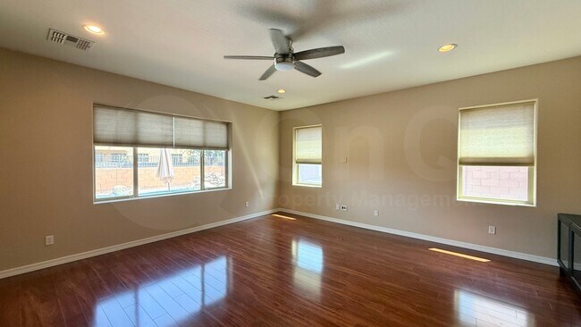 Foto del edificio - 1142 E Sourwood Dr