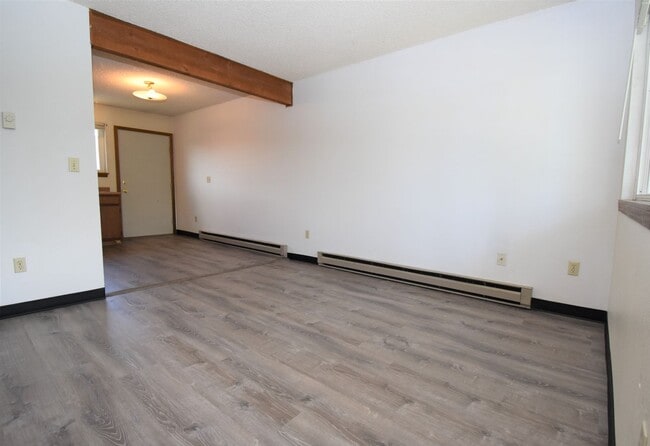 Foto del edificio - Great Location! Top Floor 2 bed 1 bath and detached garage!