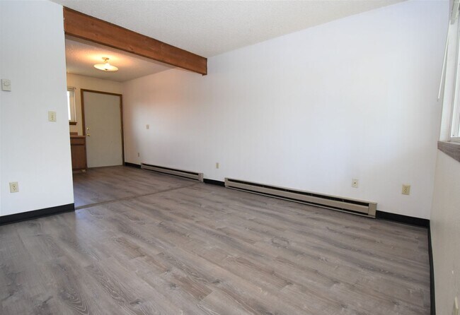 Building Photo - Great Location! Top Floor 2 bed 1 bath and detached garage!