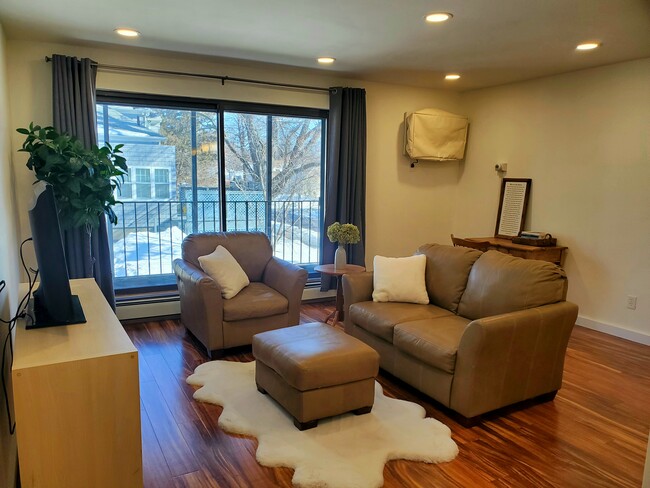 Sala de estar amplia y luminosa y porche cubierto orientado al este. - 5545 Chicago Ave