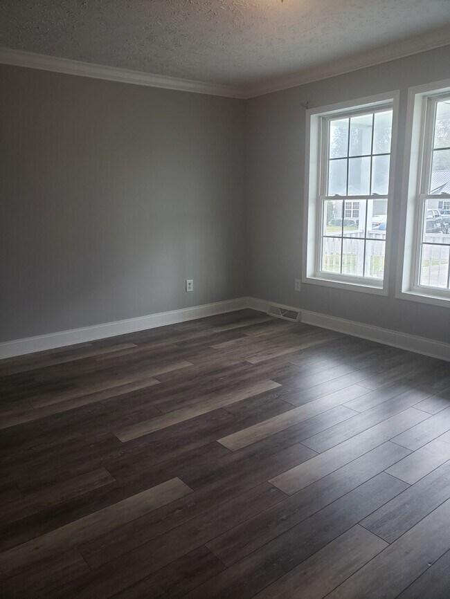 Foto del edificio - 2445 Farmwood Cir