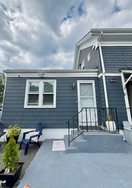 Building Photo - 42 Hillwood St