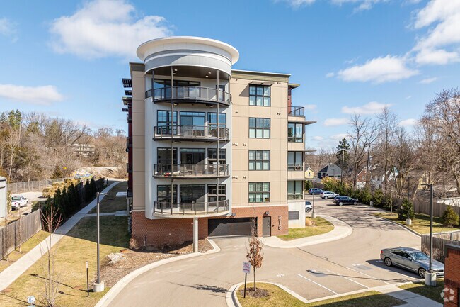 Vista alternativa del edificio - Kingsley Condominiums