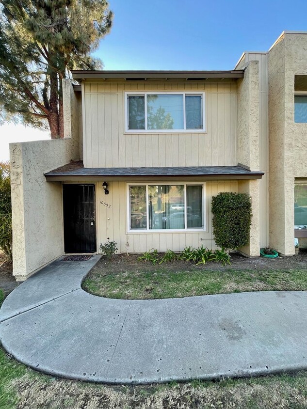 Foto principal - 2 Bed-1.5 Bath Two Story Condo in Santee