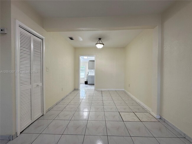Building Photo - 610 NW 23rd Pl