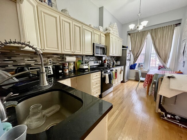 Foto del edificio - 686 Parker St