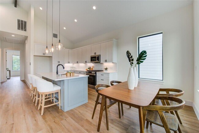 Foto del edificio - 6121 Pacific Frst Dr